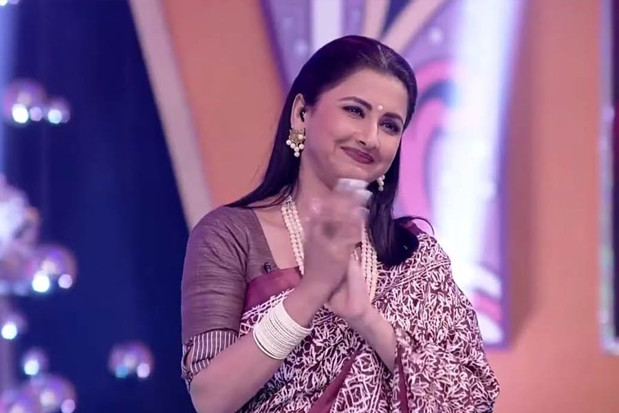 তার পর থেকে আর পিছনে ফিরে তাকাননি রচনা। একটানা এতগুলো সিজ়নের সঞ্চালনা করেন রচনা। মাঝে অবশ্য বেশ কয়েক বার তাঁর অনুমতি নিয়ে অন্য কয়েকজন সঞ্চালককে দেখা গিয়েছে। যার মধ্যে অন্যতম হলেন মীর।