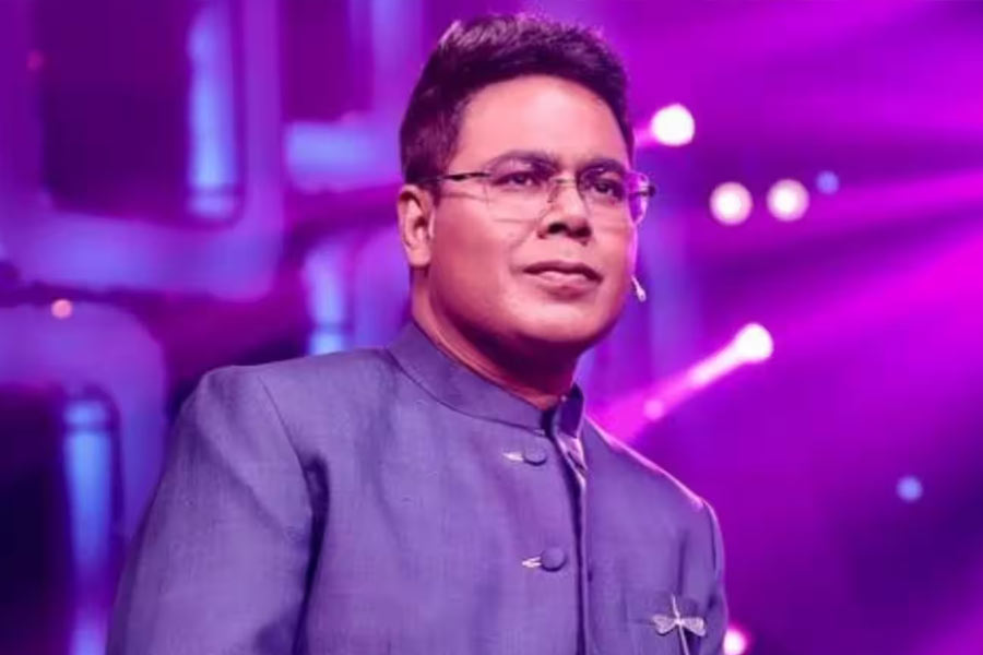 ২০২৫  সালের নভেম্বরে এই অনুষ্ঠানের একটি প্রোমো হইচই ফেলে দেয়। সেখানে সঞ্চালকের ভূমিকায় দেখা গিয়েছিল মীরকে। তিন পর্ব তিনি সঞ্চালনা করেন। অনেকেই ভেবেছিলেন, রচনাকে আবার বাদ দিয়ে বুঝি মীরকে আনা হয়েছিল। শোনা যায়, সেই সময় অভিনেত্রী বিদেশে গিয়েছিলেন। সেই কারণেই দিন কয়েকের জন্য এই পরিবর্তন হয়। অবশ্য মীর আসার জন্য অনুষ্ঠানের নাম বদলে ‘দাদা নাম্বার ওয়ান’ হয়নি!