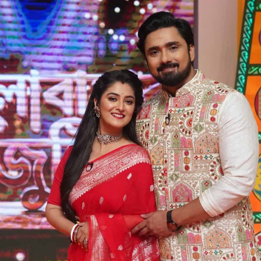 নির্বাচনে তৃণমূলের ভরাডুবির পরেই অনুষ্ঠানের কয়েকটি পর্বের সঞ্চালনার দায়িত্ব সামলান শ্বেতা-রুবেল জুটি। অনেকেই সেই সময় দাবি করেন, এ বার হয়তো মুখ বদল হবে এই অনুষ্ঠানের সঞ্চালিকার। যদিও শ্বেতা সেই সময় বলেছিলেন, ‘‘রচনাদি থাকবেন না, এটা হতে পারে না। কারণ, দিদির হাত ধরেই এই শোয়ের জনপ্রিয়তা।” সেই সময় ব্যক্তিগত কারণে ক’টা দিন ছুটি নিয়েছিলেন বলেই সেই সময় শ্বেতা-রুবেলকে সেই দায়িত্ব নিতে হয়।