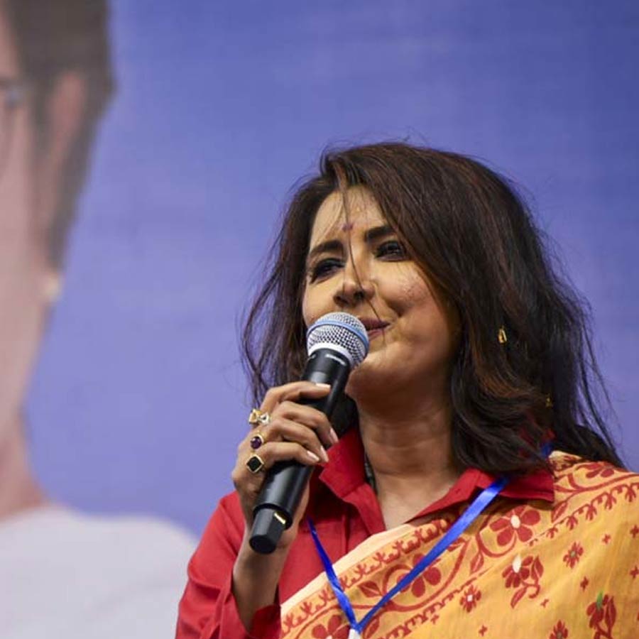যদিও ‘দিদি নম্বর ওয়ান’-এ অনুপস্থিত রচনাকে তখন দিল্লিতে দেখা গিয়েছে। মমতা-সঙ্গ ত্যাগ করলেও রচনা পরে বলেন, ‘‘দিদির সঙ্গে আমার পুরনো সম্পর্ক। সেই সম্পর্ক অটুট থাকবে। সবাই বলেন, দিদি মানেই তৃণমূল। ঠিকই। তাঁকে দেখেই মানুষ ভোট দেন। কিন্তু আমাকে চিত্রতারকা বলে নয়, মানুষ আমাকে ভোট দিয়েছেন কাজ করার জন্য, যে কাজ গত ১৫ বছরে হয়নি। কাজ করার জন্য কেন্দ্রের সমর্থন দরকার। সেটা খুব জরুরি।’’