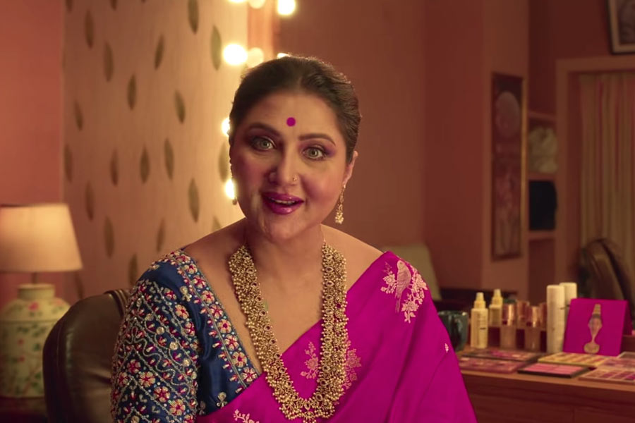 রচনার এ হেন রাজনৈতিক শিবির বদলের পাশাপাশি ‘দিদি নম্বর ওয়ান’-এর মুখবদলও খবরের শিরোনামে! রচনার ‘কুর্সি’তে বসছেন স্বস্তিকা মুখোপাধ্যায়। তবে এই বদলের খবর হতেই প্রতিপক্ষকে পাল্টা চ্যালেঞ্জ ছুড়লেন রচনা!