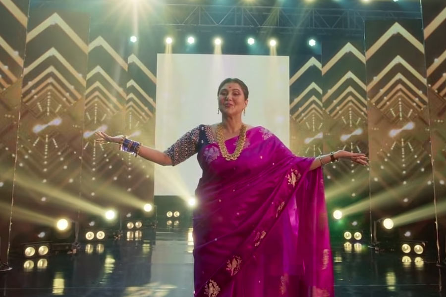 ইতিমধ্যেই প্রকাশ্যে স্বস্তিকার সঞ্চালিত ‘দিদি নম্বর ওয়ান’-এর প্রচার ঝলক। এই প্রসঙ্গে রচনা বলেন, “এটা ওদের কাছে বড় চ্যালেঞ্জ। ওদের প্রমাণ করে দেখাতে হবে, রচনা বন্দ্যোপাধ্যায়ের বদলি যে কেউ হতে পারে। সেটা করে দেখাক ওরা। আমি সেই দিনটাই দেখার অপেক্ষায় আছি। সঞ্চালিকা পরিবর্তনের সিদ্ধান্ত ওরা নিয়েছিল। আমি আমার সবটুকু দিয়ে এই অনুষ্ঠান করেছি।” তৃণমূল সাংসদের দাবি, ‘দিদি নম্বর ওয়ান’ অনুষ্ঠানটি এই মুহূর্তে যে জায়গায় রয়েছে, তার কৃতিত্ব অধিকাংশই তাঁর। 