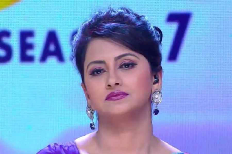 নতুন সঞ্চালিকা প্রসঙ্গে রচনা বলেন, “স্বস্তিকা আমার খুব ভাল সহকর্মী। বহু দিনের সম্পর্ক আমাদের। নিশ্চয়ই খুব ভাল কাজ করবে। অনেক শুভেচ্ছা। আশা করছি, মানুষও ওকে খুব ভাল ভাবে গ্রহণ করবে। আমি চাই, এই অনুষ্ঠান একই ভাবে জনপ্রিয়তা পাক, সফল হোক।”