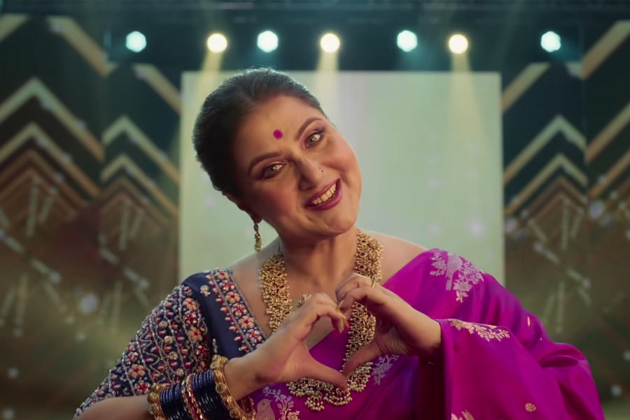 অনুষ্ঠানটির ১৭ বছরের খতিয়ান বলছে, প্রতিবারই রচনা বন্দ্যোপাধ্যায় সরতেই তা প্রভাব ফেলেছে অনুষ্ঠানের টিআরপিতে। তার পর ফের ফিরিয়ে আনা হয়েছে তাঁকে। এ বারও তেমন কিছু ঘটবে, নাকি এখানেও পালাবদল ঘটে গেল তা অবশ্য এখনই বোঝার উপায় নেই।