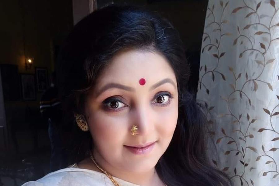 ‘দিদি নম্বর ওয়ান’–এর মাত্র একটি সিজ়ন সঞ্চালনা করেই ছেড়ে দেন। সেই সময় শোনা গিয়েছিল, অভিনেত্রীর মায়ের অসুস্থতার কারণেই অনুষ্ঠানটি ছাড়তে হয়। যদিও তার পরে একধিক বার প্রতিযোগী হয়ে ‘দিদি নম্বর ওয়ান’–এর মঞ্চে দেখা গিয়েছিল পুষ্পিতাকে।