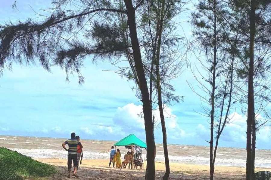 বাগদার সৈকতে ঘুরে আসতে পারেন ছোট্ট ছুটিতে।