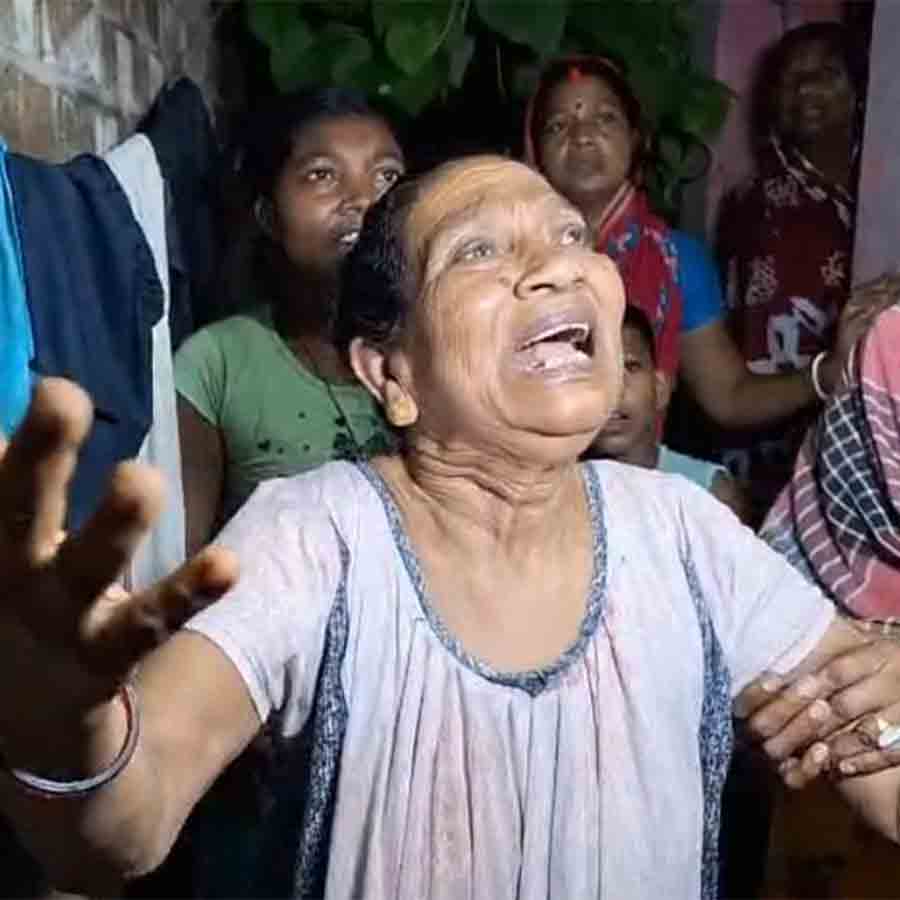 শোকাহত মৃতার মা যশোদা।