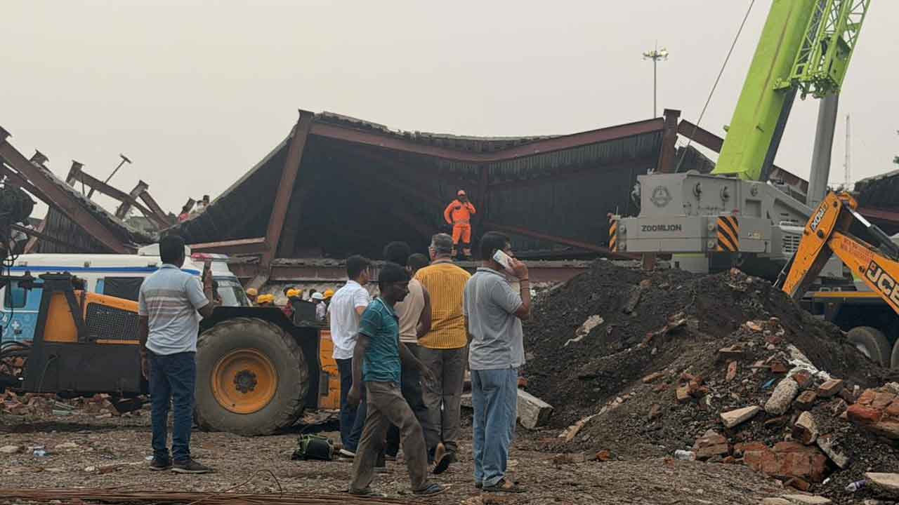 ভেঙে পড়া গুদামের ছাদ। 