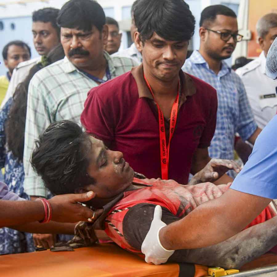 আহতদের উদ্ধার করে চিকিৎসার জন্য নিয়ে যাওয়া হচ্ছে। 