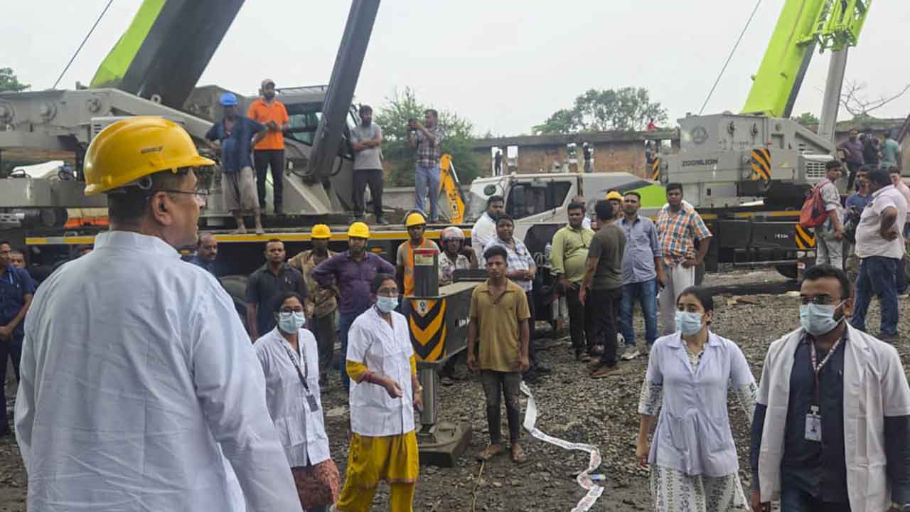 ঘটনাস্থলে মেডিক্য়াল টিম। 