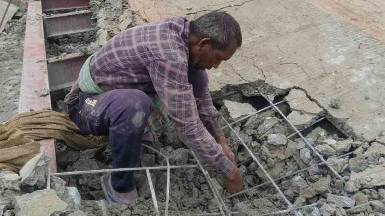 ভিতরে আটকে থাকা স্ত্রী’র খোঁজে প্রদ্যুত মুণ্ডা।