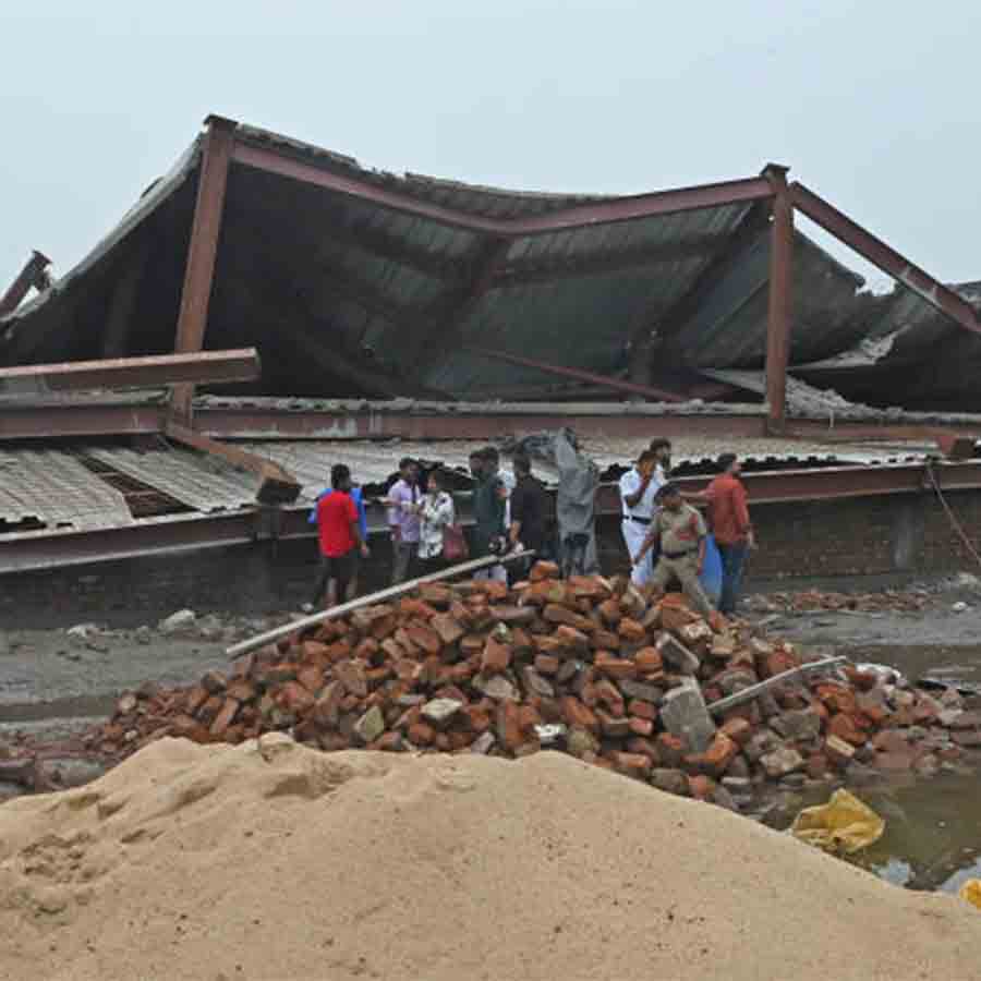 Construction materials and work of Taratala Godown was full of flaws