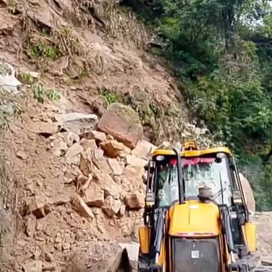 সেবক করোনেশন সেতুর সামনে ধসের কারণে বন্ধ হয়ে গিয়েছে রাস্তা।