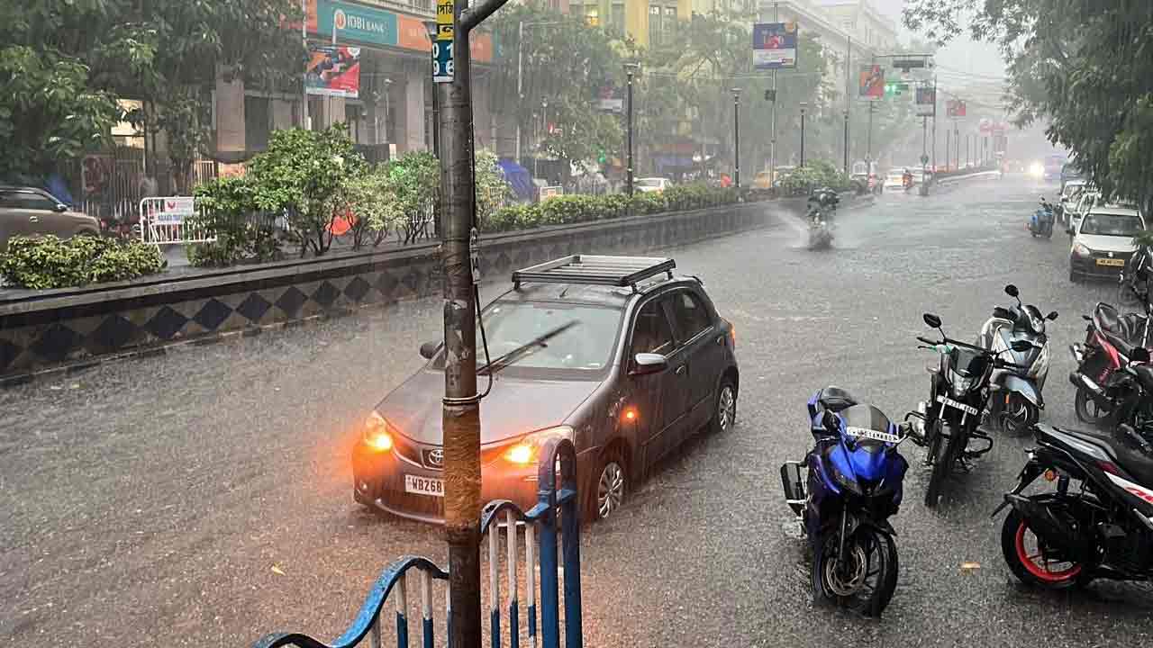 বৃহস্পতিবারের বৃষ্টিতে জলমগ্ন চাঁদনি চক এলাকা। 
