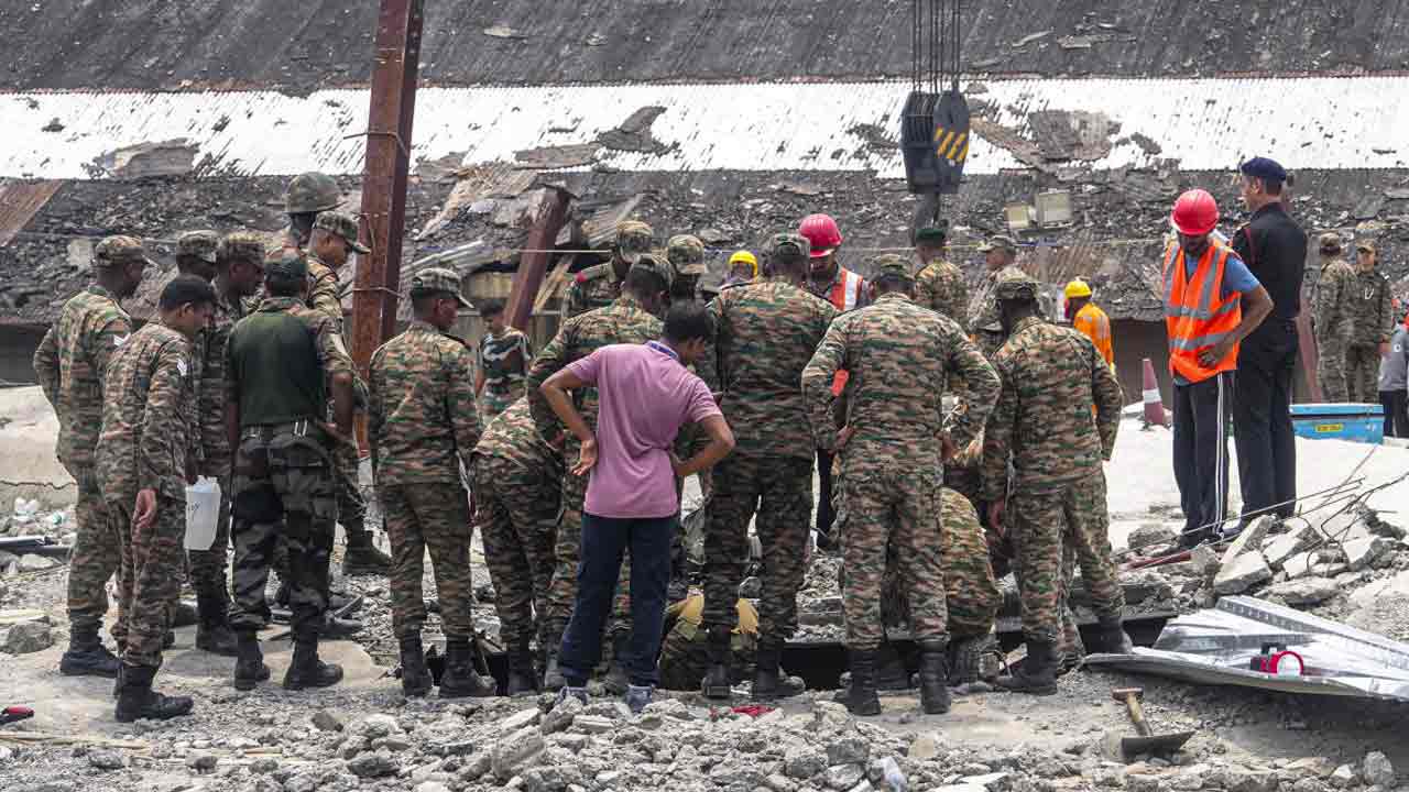 তারাতলায় বৃষ্টিতে উদ্ধারকাজে বাধা, ধ্বংসস্তূপে চলছে প্রাণের খোঁজ।