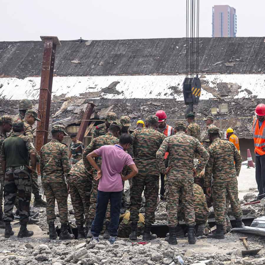 Rain and thunderstorm disrupt rescue operations in Taratala after roof collapse incident dgtl