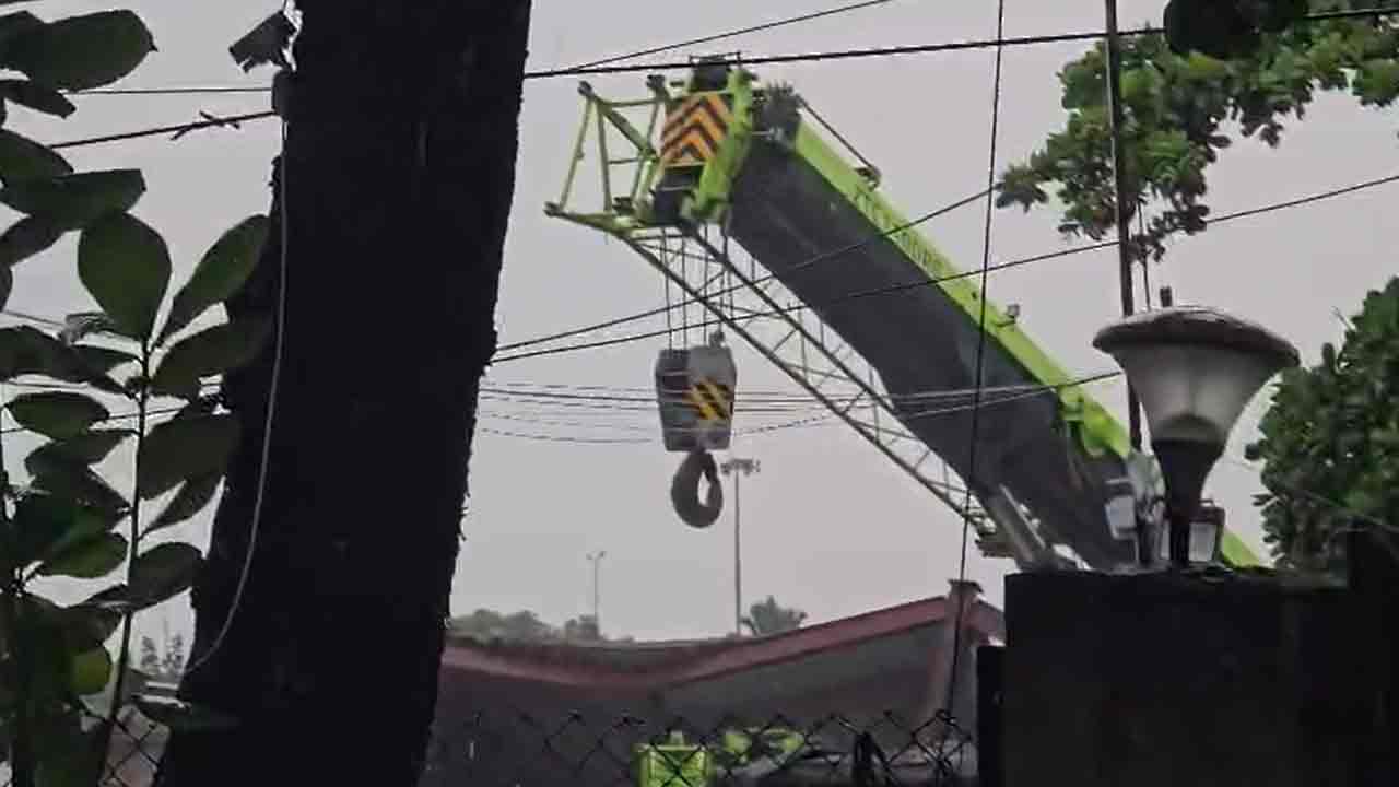 তারাতলায় বজ্রপাতের কারণে হাইড্রোলিক ক্রেন নামিয়ে দিতে হয়েছে।