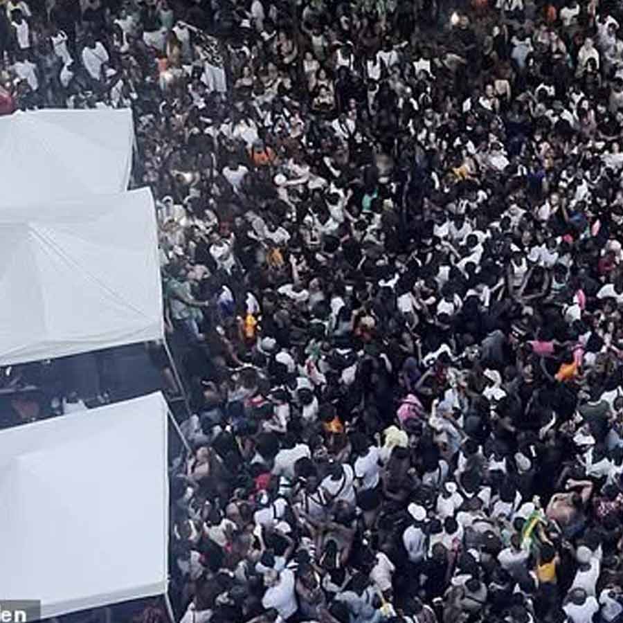 বিদেশ থেকে আগত পর্যটকদের মধ্যে ছিলেন কয়েক হাজার ব্রিটিশ ও আইরিশ পর্যটকও। ‘দ্য ডেলি মেল’-এর প্রতিবেদন অনুযায়ী, এই অনুষ্ঠানটি ব্যাপক বিশৃঙ্খলায় পর্যবসিত হয়। প্রত্যক্ষদর্শীরা রাস্তাঘাটের অবস্থাকে প্রলয়ঙ্কর বলে বর্ণনা করেছেন।