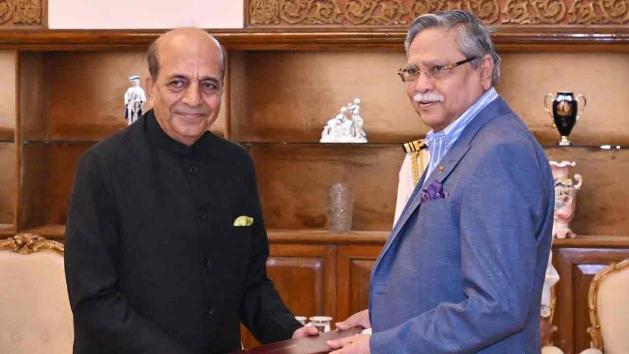 (বাঁ দিকে) বাংলাদেশে নিযুক্ত ভারতের রাষ্ট্রদূত দীনেশ ত্রিবেদী এবং বাংলাদেশের রাষ্ট্রপতি মহম্মদ সাহাবুদ্দিন (ডান দিকে)। বৃহস্পতিবার ঢাকার বঙ্গভবনে।