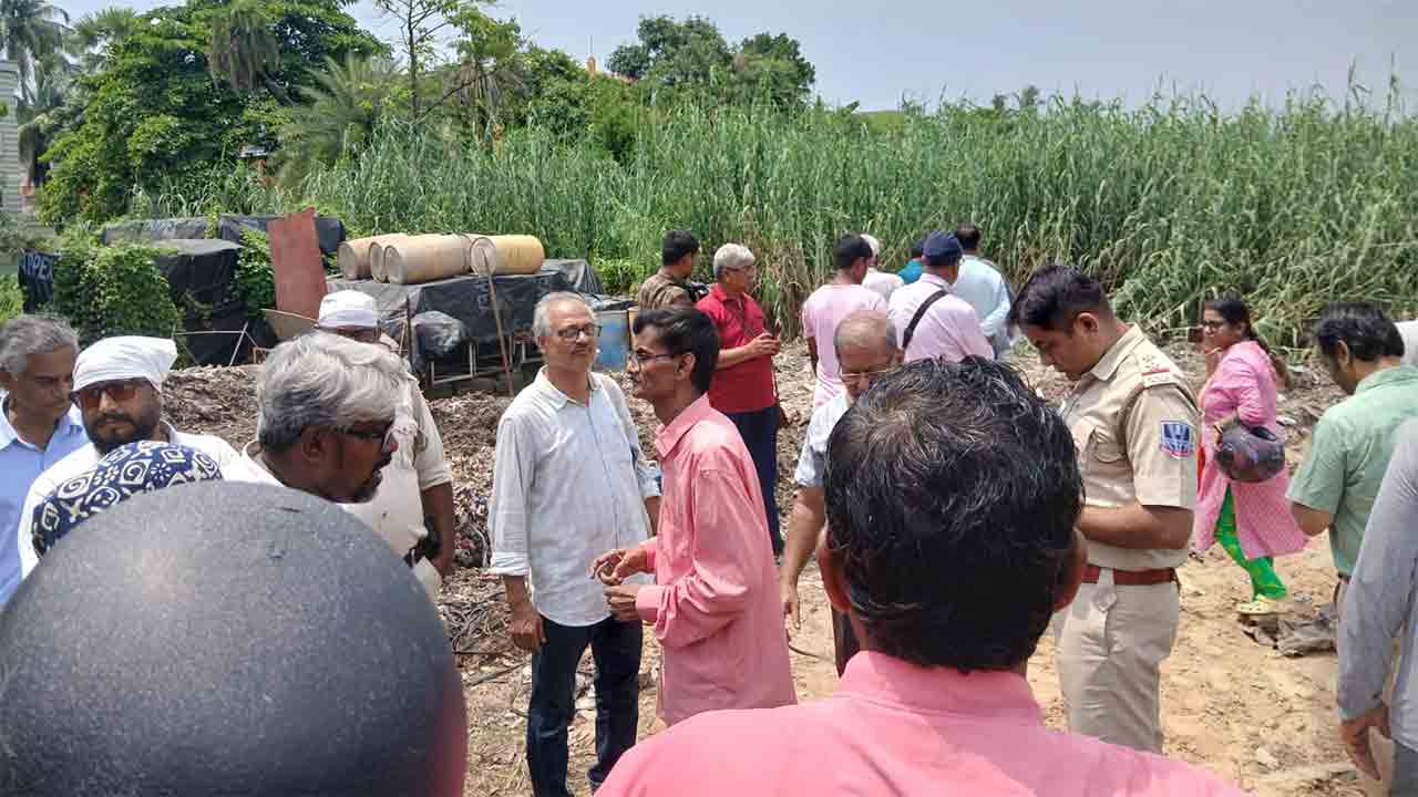ঘটনাস্থলে বিএলআরও দফতরের আধিকারিকেরা।