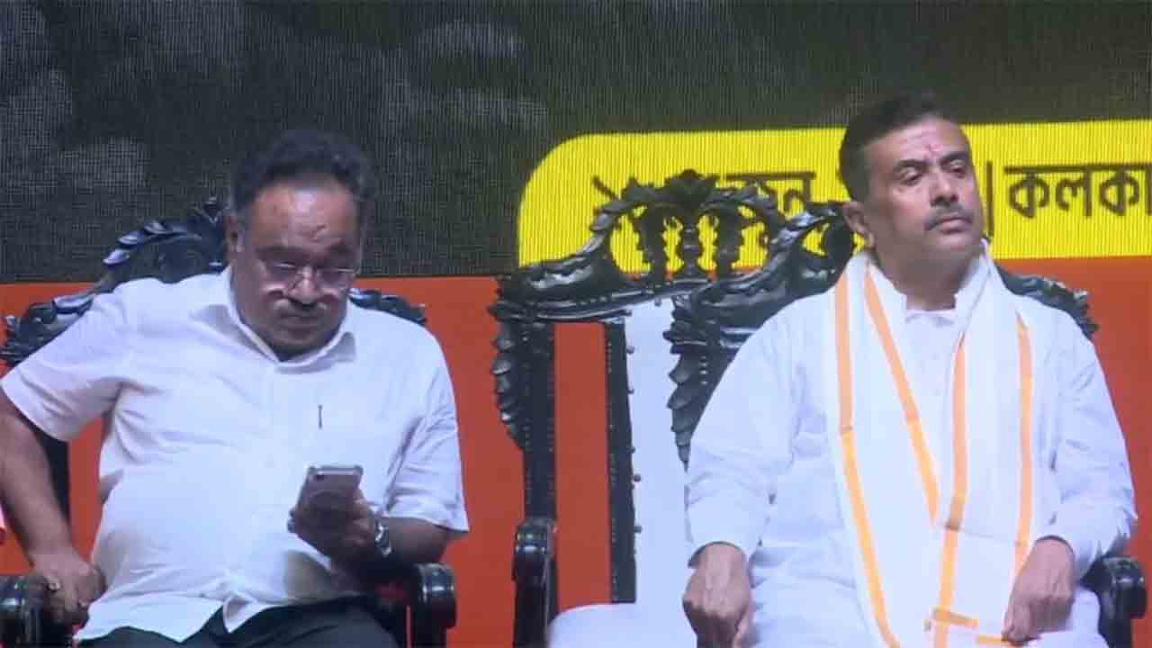 বিজেপির ' গণতন্ত্র হত্যা দিবস' পালনের অনুষ্ঠানে দলের রাজ্য সভাপতি শমীক ভট্টাচার্য ও মুখ্যমন্ত্রী শুভেন্দু অধিকারী।