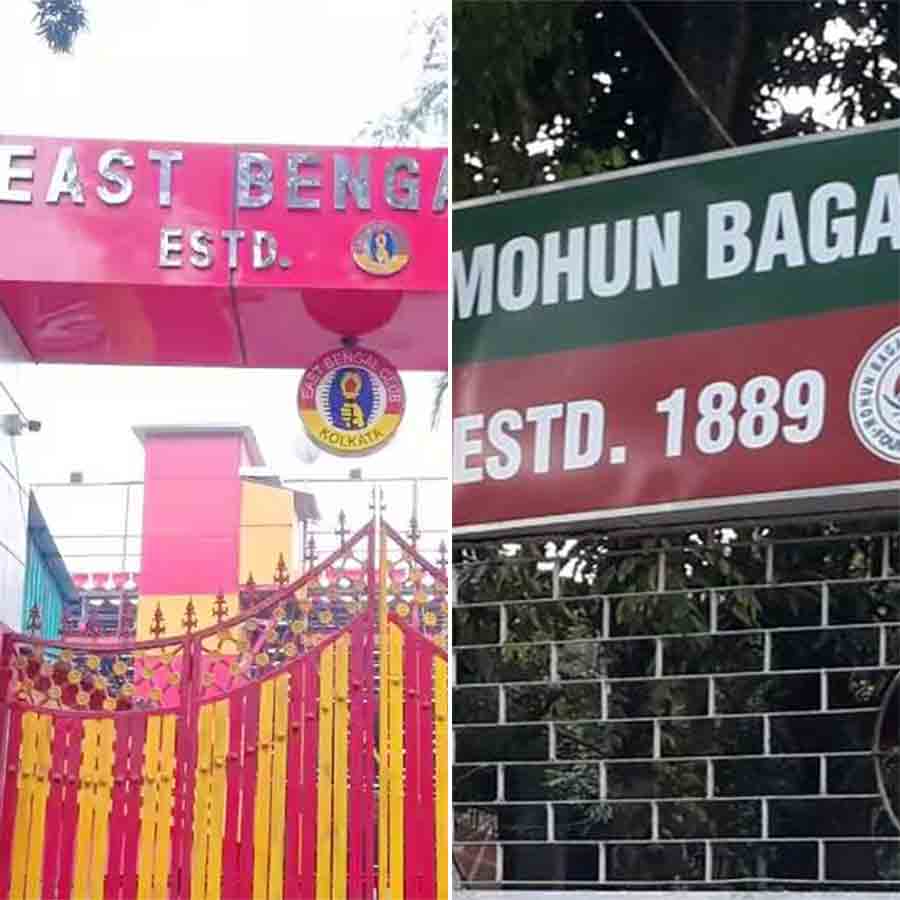 (বাঁ দিকে) ইস্টবেঙ্গল ক্লাব এবং মোহনবাগান (ডান দিকে)।
