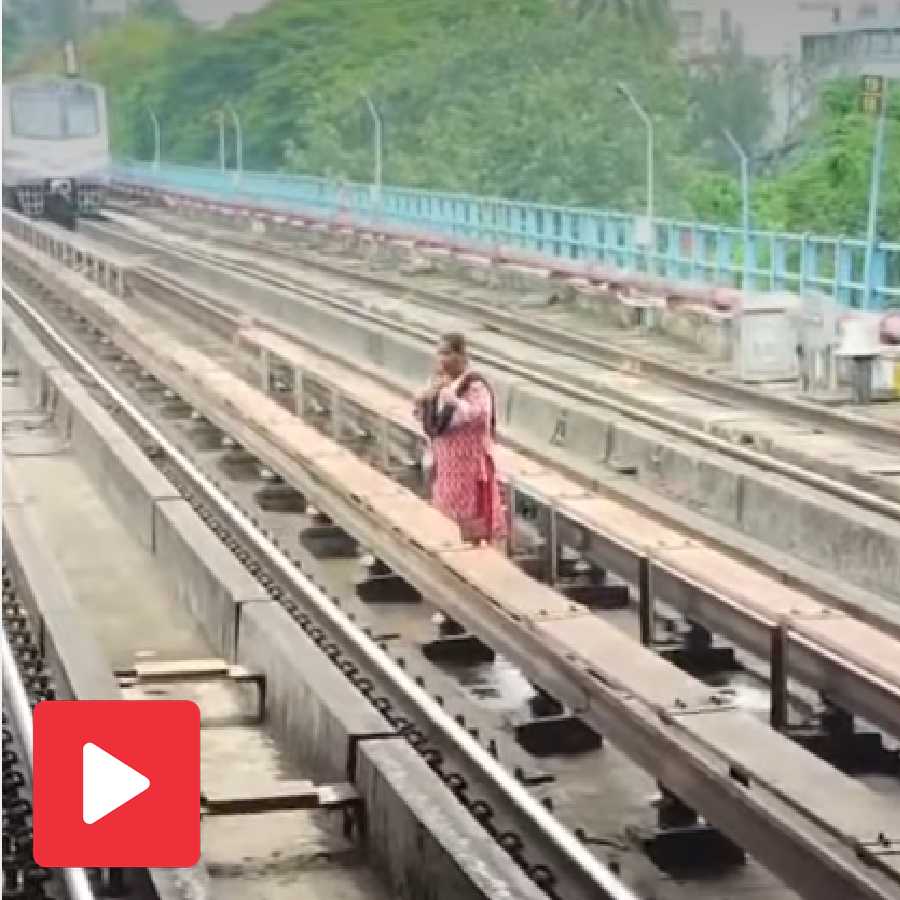A video shows woman attempted to move from one platform to the other by crossing the tracks in Kolkata metro goes viral dgtl