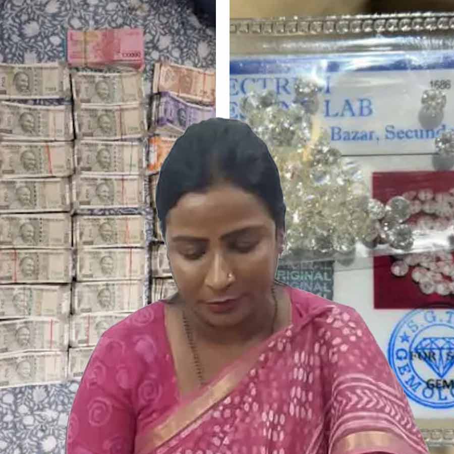 Huge amount of money, jewellery and 20 crores properties recovered from a land revenue officer in Hyderabad dgtl