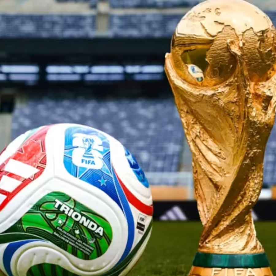 ফুটবলের বিশ্বকাপ নিয়ে মেতে আছে গোটা দুনিয়া। চার বছর আগে জয়ী হয়েছিল আর্জেন্টিনা। আবেগে ভেসেছিলেন লিয়োনেল মেসি-র ভক্তেরা। পশ্চিমবঙ্গের বহু মানুষও সেই জয়ে মেতেছিলেন। ফুটবলের সঙ্গে পশ্চিমবঙ্গের মানুষের বহু পুরনো সম্পর্ক। তাই বিশ্বকাপ নিয়ে উত্তেজনাও থাকে তুঙ্গে। টলিপাড়ার তারকারাও গা ভাসিয়েছেন বিশ্বকাপ জ্বরে। কেউ ব্রাজ়িলের জন্য গলা ফাটাচ্ছেন, কেউ আবার আর্জেন্টিনার জার্সি পরে পথে নামছেন। কেউ কেউ আবার মনে প্রাণে চাইছেন, এই বিশ্বকাপ যেন ক্রিশ্চিয়ানো রোনাল্ডোর হাতে ওঠে। 