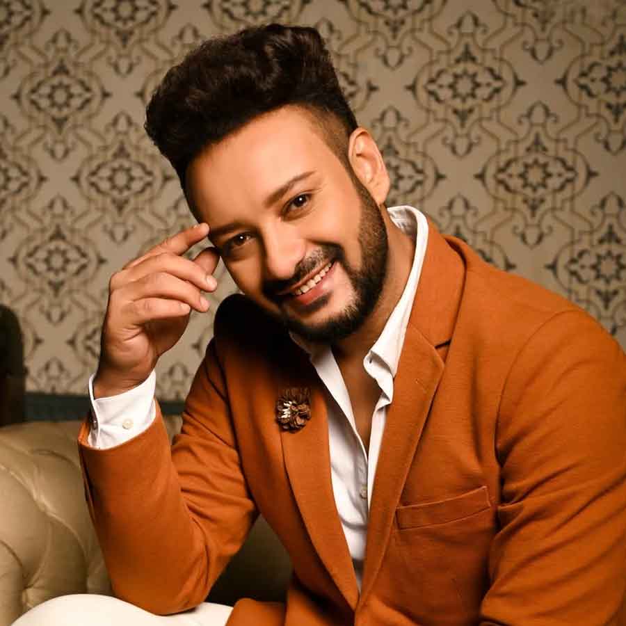 সাহেব ভট্টাচার্য: ফুটবলের পরিবারে জন্ম। বাবা সুব্রত ভট্টাচার্য। নিজেও ফুটবলপ্রেমী। মন দিয়ে তাই নিয়মিত দেশ-বিদেশের ফুটবল ম্যাচ দেখেন। বিশ্বকাপ নিয়ে তাঁর উত্তেজনা এখন তুঙ্গে। বরাবরের মতো সমর্থন করছেন আর্জেন্টিনাকে। তাঁর কথায়, “শৈশবে যে দিন থেকে মারাদোনাকে খেলতে দেখেছি, সে দিন থেকেই আর্জেন্টিনার ভক্ত আমি। গত বছর ওদের জয় উদ্‌যাপন করেছিলাম।” 