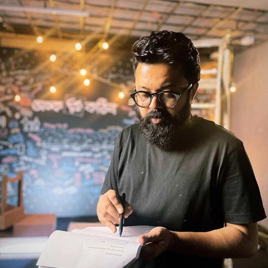 সৌরভ পালোধী: ছোট থেকেই আর্জেন্টিনার সমর্থক এই চিত্রপরিচালক তথা কৌতুকশিল্পী। তাঁর কথায়, “মারিয়ো ক্যাম্পেস ও মারাদোনার জন্য বাবা ছিলেন আর্জেন্টিনার সমর্থক। জ্ঞান হওয়ার পর থেকে আমি গ্যাব্রিয়েল বাতিস্তুতার খেলা দেখে আর্জেন্টিনার ভক্ত হই। তার পরে লিয়োনেল মেসি। এখন আর্জেন্টিনার ম্যাচ থাকলে খাওয়াদাওয়াও ভুলে যাই। উন্মাদের মতো আর্জেন্টিনার সমর্থক আমি।” 