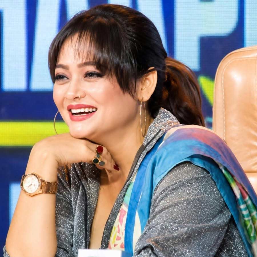 রূপাঞ্জনা মিত্র: অভিনেত্রী নিজে আর্জেন্টিনার ভক্ত। তবে স্বামী রাতুল মুখোপাধ্যায় পর্তুগাল ও ইটালির সমর্থক। আর পুত্র রিয়ান পুরোপুরি পর্তুগালের ভক্ত। তাই বাড়িতে যুদ্ধের আবহ। হাসতে হাসতে জানান রূপাঞ্জনা। তাঁর কথায়, “আমার বাবা ফুটবল দেখতে শিখিয়েছেন। তিনি আর্জেন্টিনার ভক্ত। সেই জায়গা থেকে আমিও আর্জেন্টিনাকেই সমর্থন করি। তবে যাঁরা দুর্দান্ত খেলেন, তাঁদের সকলকেই আমাদের ভাল লাগে। একদিন ভারতকেও বিশ্বকাপে দেখতে চাই।” 