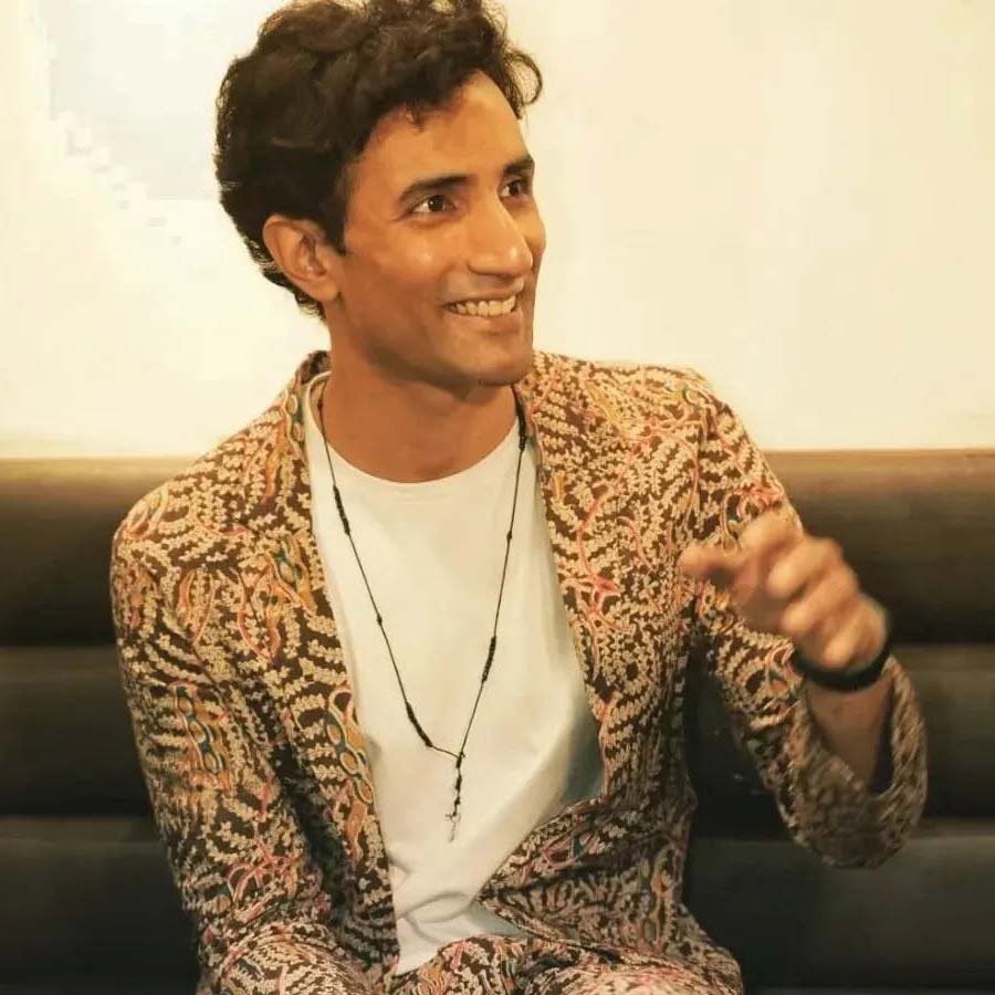 ঋষভ বসু: একই সঙ্গে অভিনেতা ব্রাজ়িলের সমর্থক, আবার আর্জেন্টিনার মেসিকেও পছন্দ। তিনি বলেন, “এই দ্বন্দ্ব চলতেই থাকে। আসলে ব্রাজ়িলের রোনাল্ডো আমার অনুপ্রেরণা ছিল। নিজেও ওঁর মতো খেলতে চাইতাম। ওই ভাবে চুল কাটাতাম। হলুদ গেঞ্জির পিছনে স্কেচ পেন দিয়ে ‘৯’ লিখতাম।” 