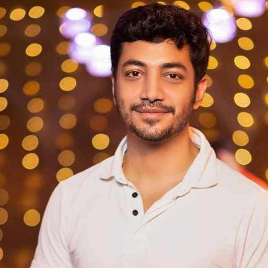 রোহন ভট্টাচার্য: ফুটবলের থেকে ফুটবল খেলোয়াড়দের বেশি পছন্দ অভিনেতার। ব্রা়জ়িলের ভক্ত হলেও, মনে-প্রাণে এ বার ক্রিশ্চিয়ানো রোনাল্ডোকে জয়ী হিসাবে দেখতে চাইছেন। তাঁর কথায়, “ফুটবলারদের চরিত্র, চেহারার গড়ন, মানসিকতা আমার খুব ভাল লাগে। গত বছর মেসির হাতে বিশ্বকাপ উঠেছে। রোনাল্ডো ছ’টা বিশ্বকাপ খেলছেন এই নিয়ে। ওঁর ৪১ বছর বয়স। এখনও খেলছেন। তাই ওঁর এ বার কাপ পাওয়া উচিত।”