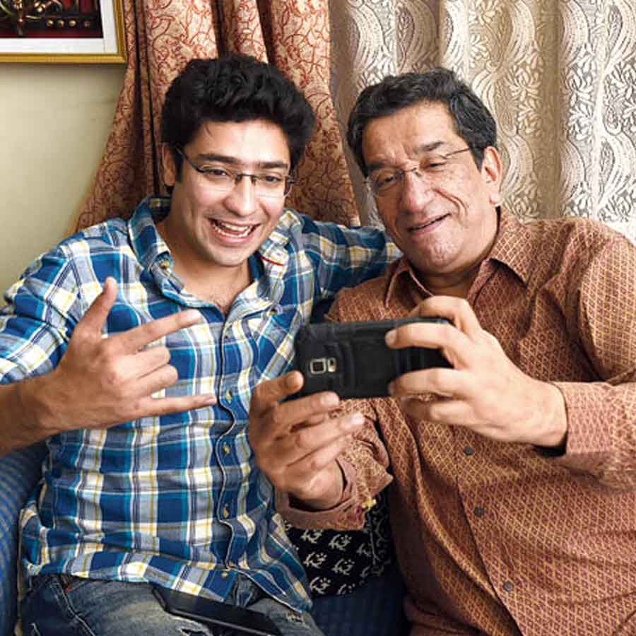 গৌরব চক্রবর্তী: অভিনেতার পরিবারে নানা দেশের সমর্থক। গৌরব স্পষ্ট জানান, তিনি নিজে ফুটবল ভক্ত নন। তবে বিশ্বকাপ দেখেন মন দিয়ে। তাঁর কথায়, “আমার ভাই (অর্জুন চক্রবর্তী) আসলে ফুটবল নিয়ে পাগল। আমি আর বাবা ব্রাজ়িলকে সমর্থন করি। ভাইয়ের পছন্দ জার্মানি।” 