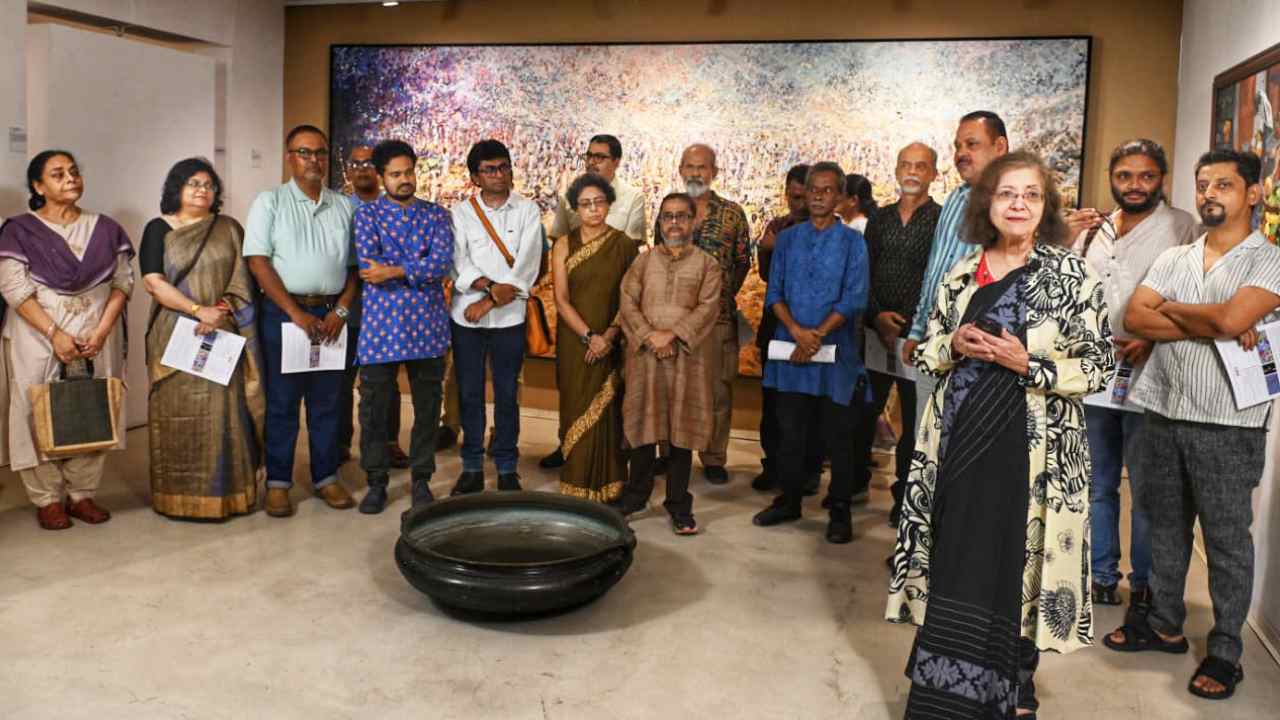 পুরোনো শিল্পীদের শিল্পভাবনার সঙ্গে তরুণ শিল্পীদের চিন্তাধারার সুন্দর মিলমিশ হয়েছে এ বারের প্রদর্শনীতে।
