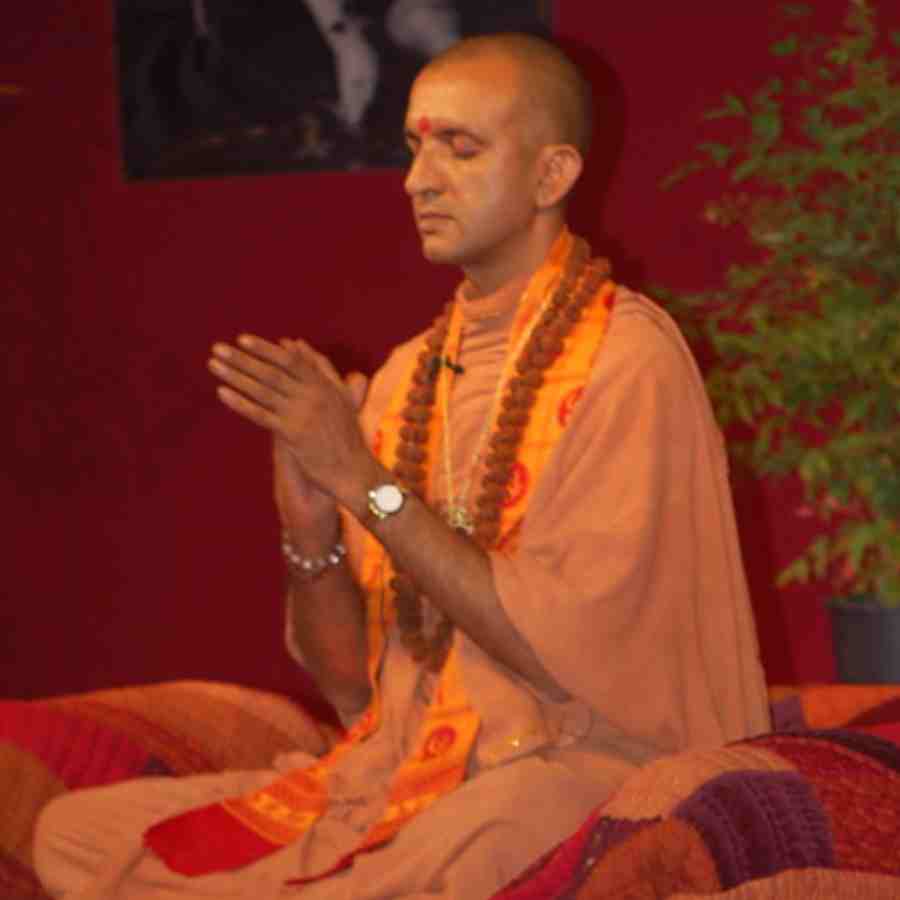 যোগগুরু স্বামী নিরঞ্জনানন্দ। 