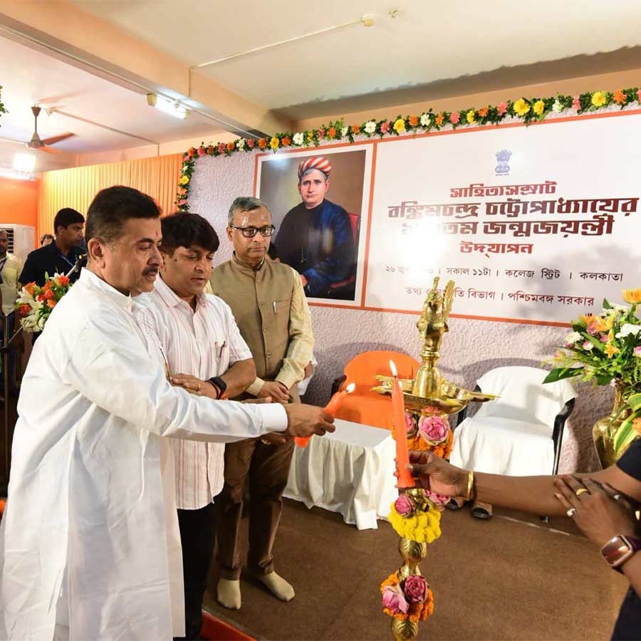 বঙ্কিমচন্দ্র চট্টোপাধ্যায়ের জন্মদিন উপলক্ষে অনুষ্ঠানে মুখ্যমন্ত্রী শুভেন্দু অধিকারী।