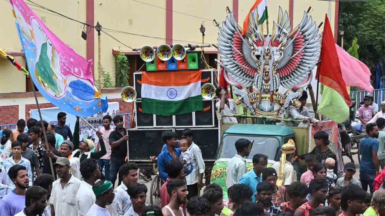 মহরমের মিছিলে বোর্ডে অস্ত্র, রয়েছে জাতীয় পতাকা। মেদিনীপুরের কলেজ স্কোয়ারে।