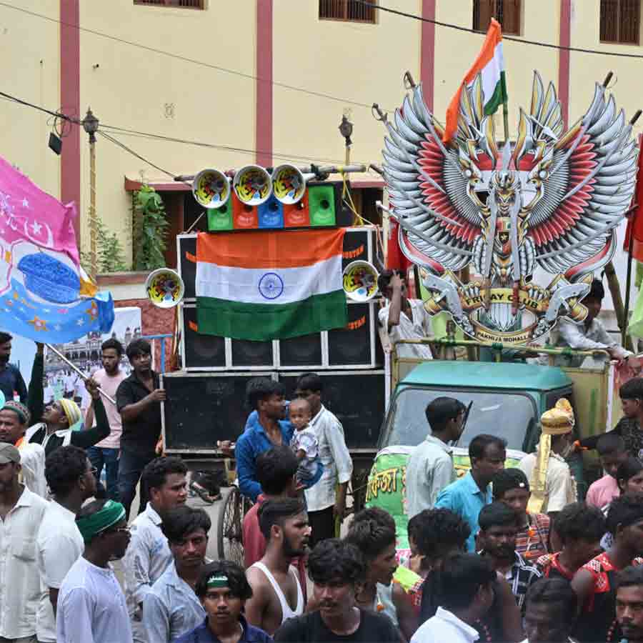 মহরমের মিছিলে বোর্ডে অস্ত্র, রয়েছে জাতীয় পতাকা। মেদিনীপুরের কলেজ স্কোয়ারে।