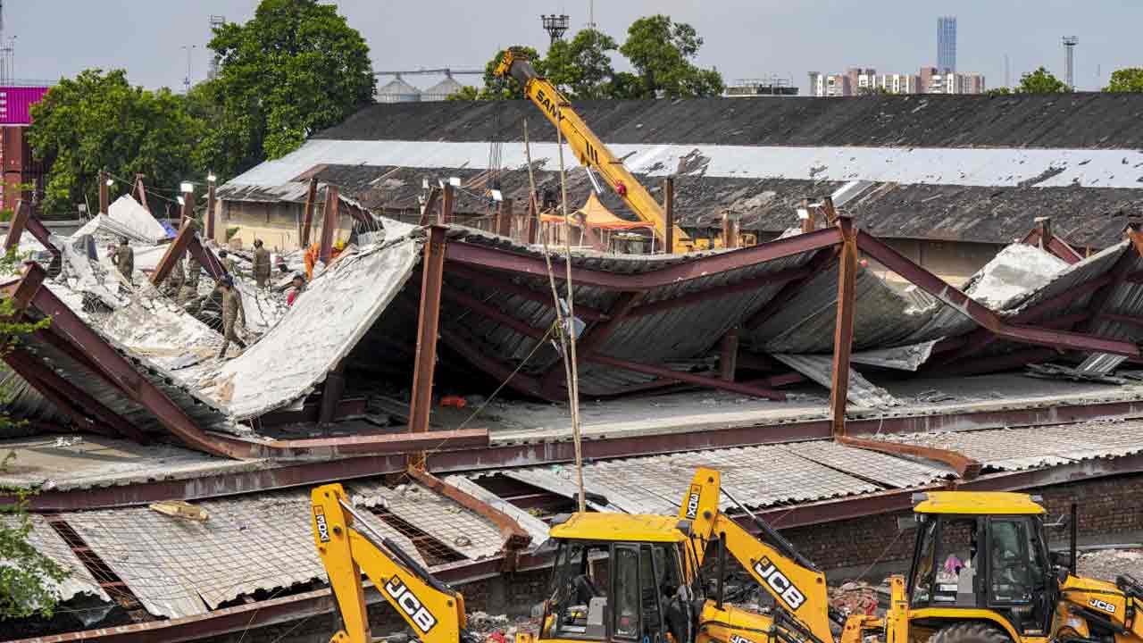 তারাতলায় ভেঙে পড়েছে নির্মীয়মাণ গুদামের কাঠামো।