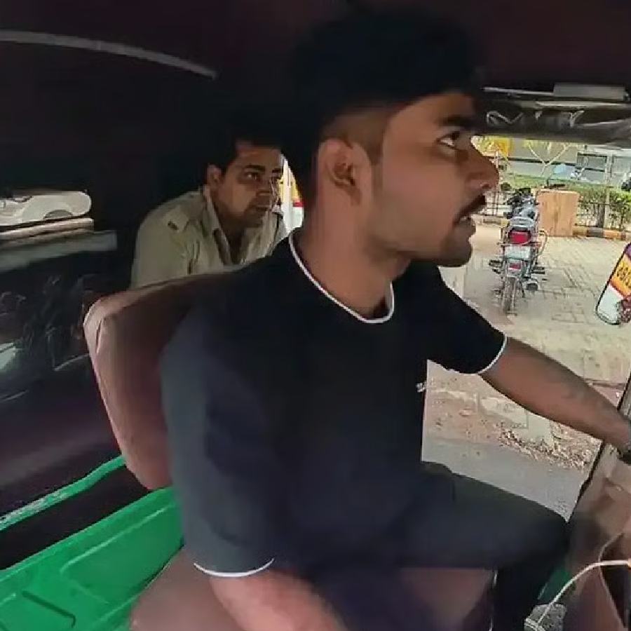 Gurugram Policeman abuses auto driver for refusing free ride to him