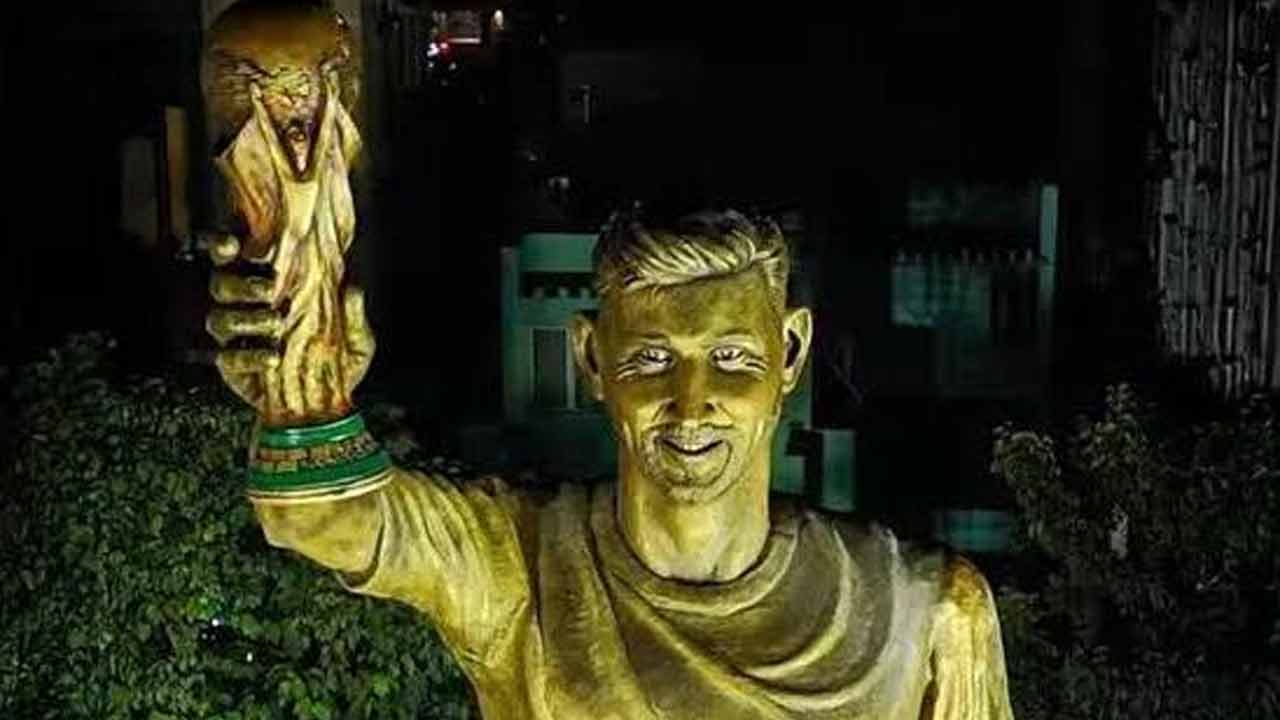 সংস্কার করে বৈজ্ঞানিক পদ্ধতিতে ইকো পার্কে বসানো হবে মেসির মূর্তিটি।