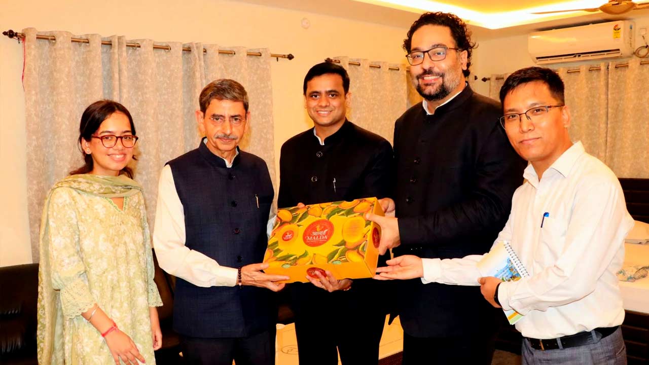 রাজ্যপাল আরএন রবির হাতে তুলে দেওয়া হচ্ছে মালদহের আম।