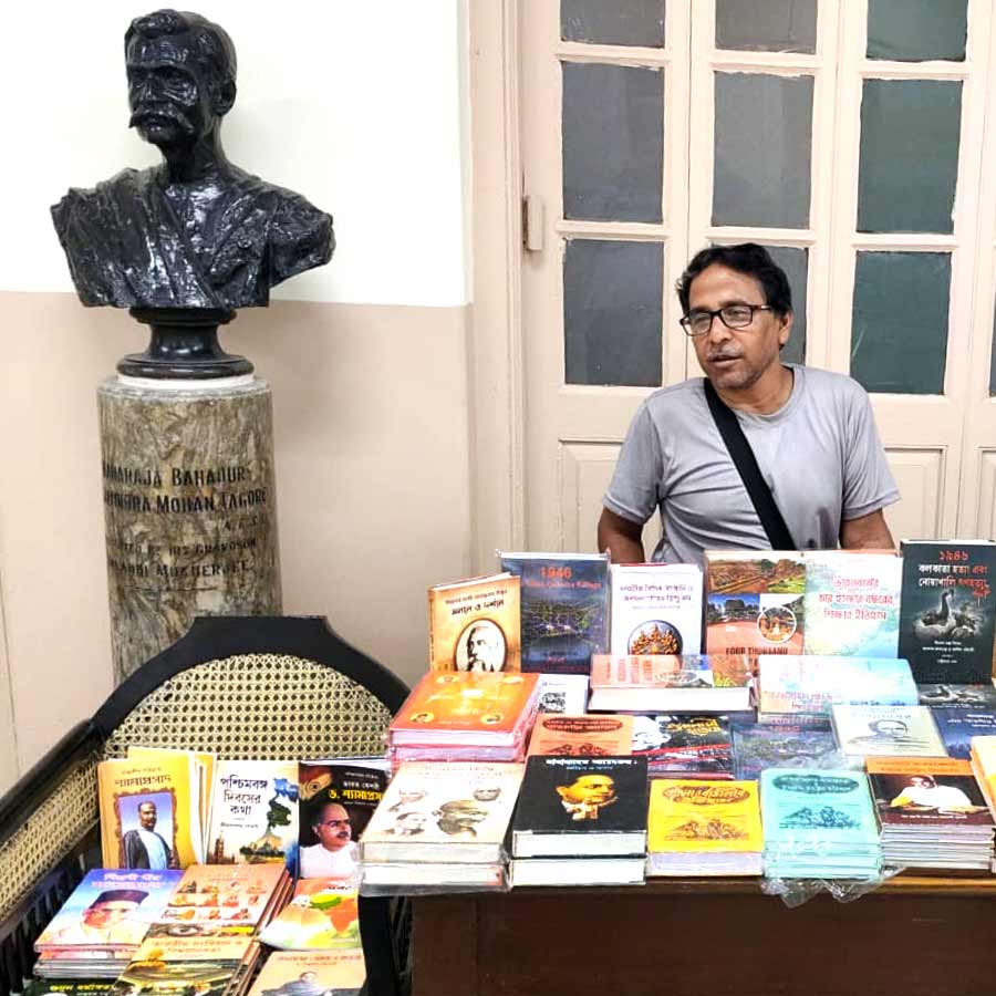 Shyama Prasad Fortnight Observed at the University of Calcutta; RSS Books Sold Outside Senate Hall dgtl