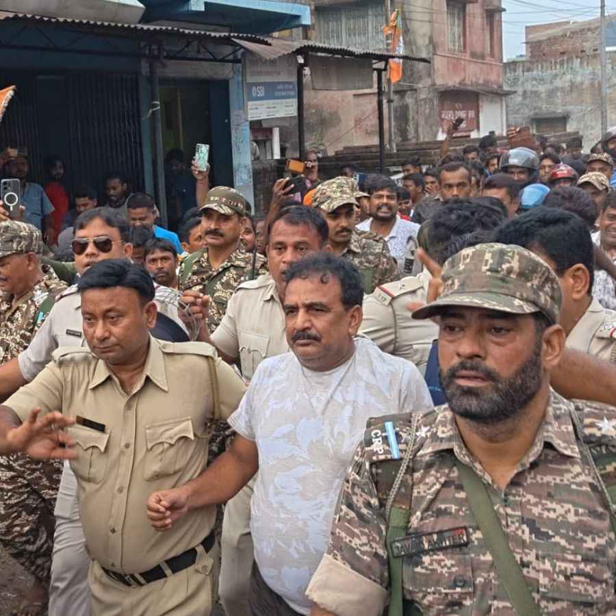 আসানসোলের বারাবনিতে তৃণমূল নেতাদের কোমরে দড়ি বেঁধে ঘোরাল পুলিশ এবং কেন্দ্রীয় বাহিনী।