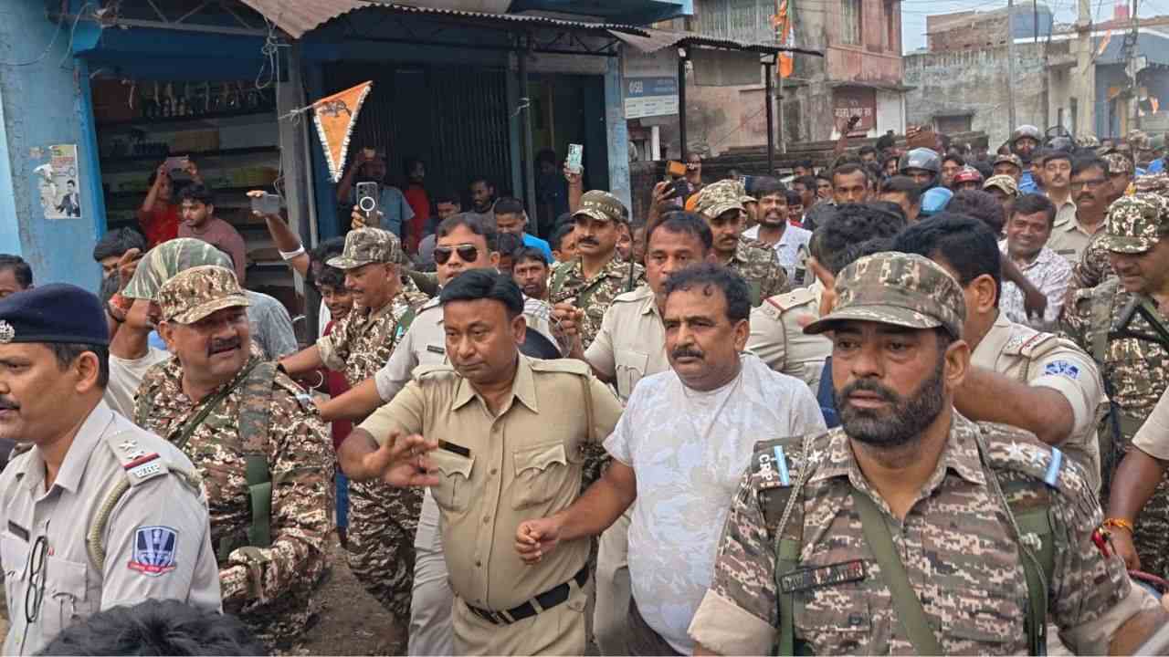 আসানসোলের বারাবনিতে তৃণমূল নেতাদের কোমরে দড়ি বেঁধে ঘোরাল পুলিশ এবং কেন্দ্রীয় বাহিনী।