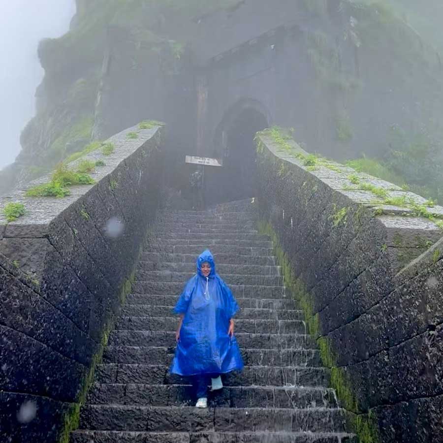 বর্ষার সময়ে দুর্গের চূড়া কুয়াশা ও মেঘাচ্ছন্ন থাকে। চারদিকে সবুজের ছড়াছড়ি। তবে শ্যাওলার কারণে রাস্তা বেশ পিচ্ছিল হয়ে যায়। সেই সময়ে ট্রেক করতে হলে অতি সাবধানতার প্রয়োজন। এমনই সময়ে সেখানে গিয়ে উপস্থিত হয়েছিলেন কেতন-হত্যাকাণ্ডের তিন চরিত্র।