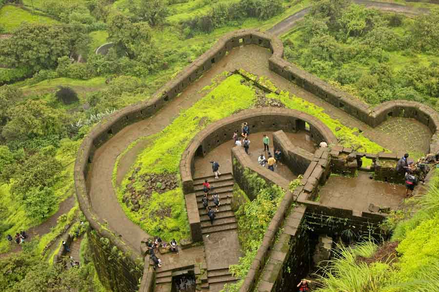স্থানীয়দের বিশ্বাস, সূর্যাস্তের পর এই দুর্গ বেশ গা-ছমছমে। সামনে দিয়ে ঝুপ করে ছায়া সরে যাওয়া থেকে শুরু করে অদ্ভুত কিছু শব্দ শোনা— এমন নানা অভিজ্ঞতার শিকার হতে হয় বলে দাবি তাঁদের।