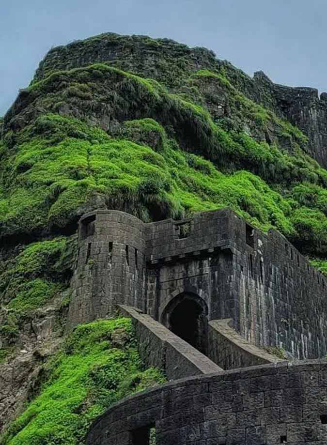 স্থানীয় লোকবিশ্বাস অনুযায়ী, এই দুর্গের কিছু এলাকায় লুকোনো সুড়ঙ্গও রয়েছে। অনেকে বলেন, ভিড় কমে গেলেই দুর্গটি অদ্ভুত রকমের নিস্তব্ধ হয়ে পড়ে, আবার নির্জন পথ দিয়ে হাঁটার সময়ে কেউ কেউ অদ্ভুত এক অনুভূতি টের পান। এই দুর্গকে ঘিরে ভূত দেখার গল্প এবং বিভিন্ন রহস্যময় কাহিনিও প্রচলিত রয়েছে। তার মধ্যে একটি হল, দুর্গের প্রথম দরজা অর্থাৎ গণেশ দরজার গল্প।